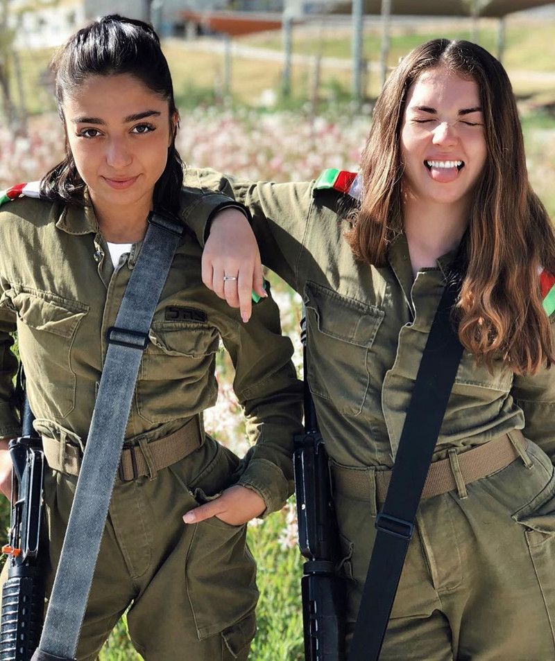 Nữ quân nhân bên trái đang nghiêm túc tạo dáng chụp ảnh thì cô nàng đồng đội bên phải bất ngờ “phá bĩnh” bằng cách nhắm tịt mắt lại.