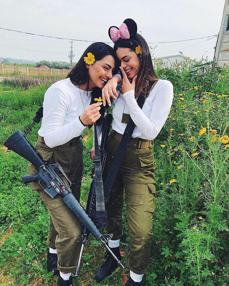 Dường như đây lại là một cặp song sinh nữ khác trong quân đội Israel.