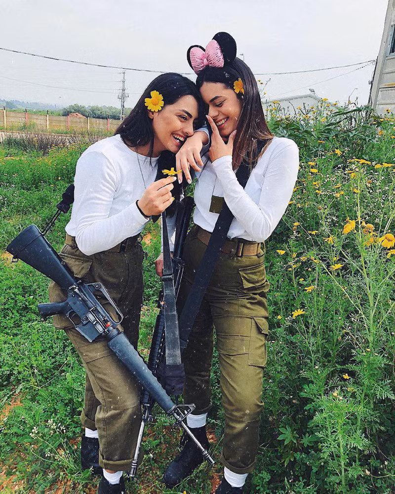 Dường như đây lại là một cặp song sinh nữ khác trong quân đội Israel.