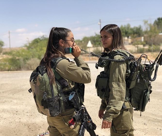 Sử dụng máy vô tuyến điện của lính thông tin.