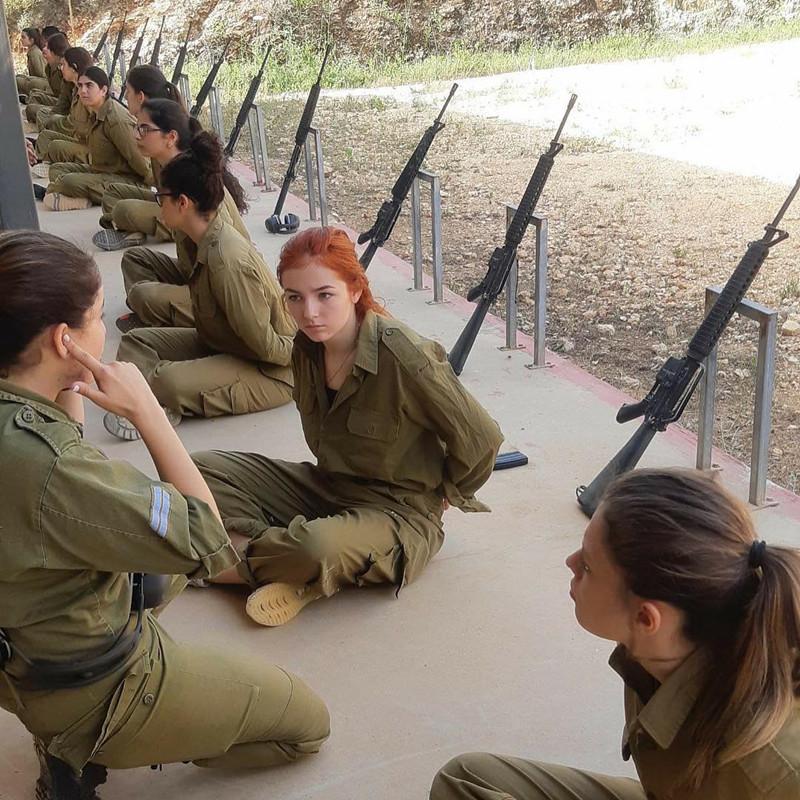 Hai cô gái này có lẽ đang vác loại tên lửa chống tăng. Phụ nữ trong quân đội Israel cũng phải trải qua việc huấn luyện nhọc nhằn tương tự nam giới.