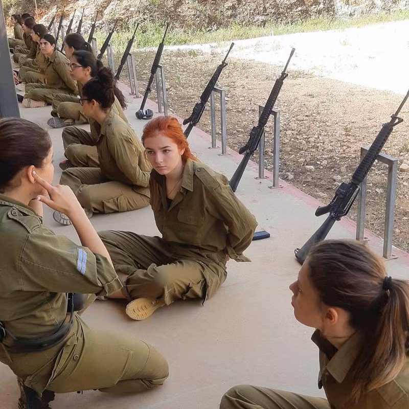 Hai cô gái này có lẽ đang vác loại tên lửa chống tăng. Phụ nữ trong quân đội Israel cũng phải trải qua việc huấn luyện nhọc nhằn tương tự nam giới.