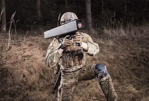 Yêu cầu đối với dòng vũ khí này là đảm bảo khả năng tấn công chính xác mọi mục tiêu trong phạm vi 2km.