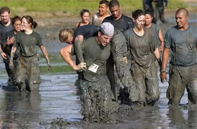 Người dân Mỹ tư tưởng tương đối cởi mở, phụ nữ Mỹ có những quan điểm độc lập. Ngoài ra, Mỹ cũng tương đối lỏng lẻo về các điều kiện tuyển binh. Họ áp dụng chính sách tuyển binh tự do, không bắt buộc phải tham gia quân đội. Các nhân viên trong quân đội nam nữ sinh hoạt chung lẫn lộn. Các nhà nghiên cứu cho rằng nguyên nhân của việc 1/10 nữ binh sĩ bị mang thai bất đắc dĩ là bởi: Thứ nhất, sự tự do và cởi mở của văn hóa Mỹ, không có sự khác biệt về địa vị của nam giới và phụ nữ. Thứ hai, chính sách tuyển dụng đa dạng hóa nhân viên của quân đội Mỹ. Thứ ba, hệ thống quản lý quân sự Mỹ không hoàn hảo.