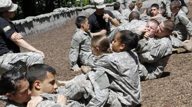 Hiện tại, số quân nhân tại ngũ của Mỹ có tới 1,5 triệu, trong đó số nữ quân nhân chiếm 15,6%, lên tới gần 200.000 người, trở thành một trong những quốc gia có số lượng lính nữ đông nhất thế giới. Theo thông tin liên quan, có tới gần 20.000 trong số 200.000 nữ binh sĩ đang mang thai ngoài ý muốn hoặc không tự nguyện, và gần một nửa số nữ binh sĩ (tức khoảng 100.000 người) đã bị xâm hại tình dục.