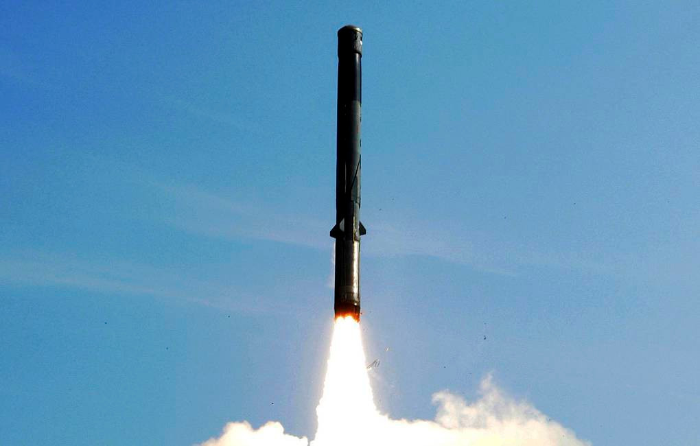 Theo công bố của nhà sản xuất, tên lửa BrahMos có tầm bắn tối đa 290 km, vận tốc lớn nhất Mach 2,9, mang theo đầu đạn nổ giữ chậm trọng lượng 200 kg, đủ sức vô hiệu hóa chiến hạm cỡ lớn chỉ bằng 1 phát bắn.