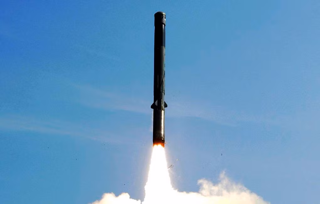 Theo công bố của nhà sản xuất, tên lửa BrahMos có tầm bắn tối đa 290 km, vận tốc lớn nhất Mach 2,9, mang theo đầu đạn nổ giữ chậm trọng lượng 200 kg, đủ sức vô hiệu hóa chiến hạm cỡ lớn chỉ bằng 1 phát bắn.