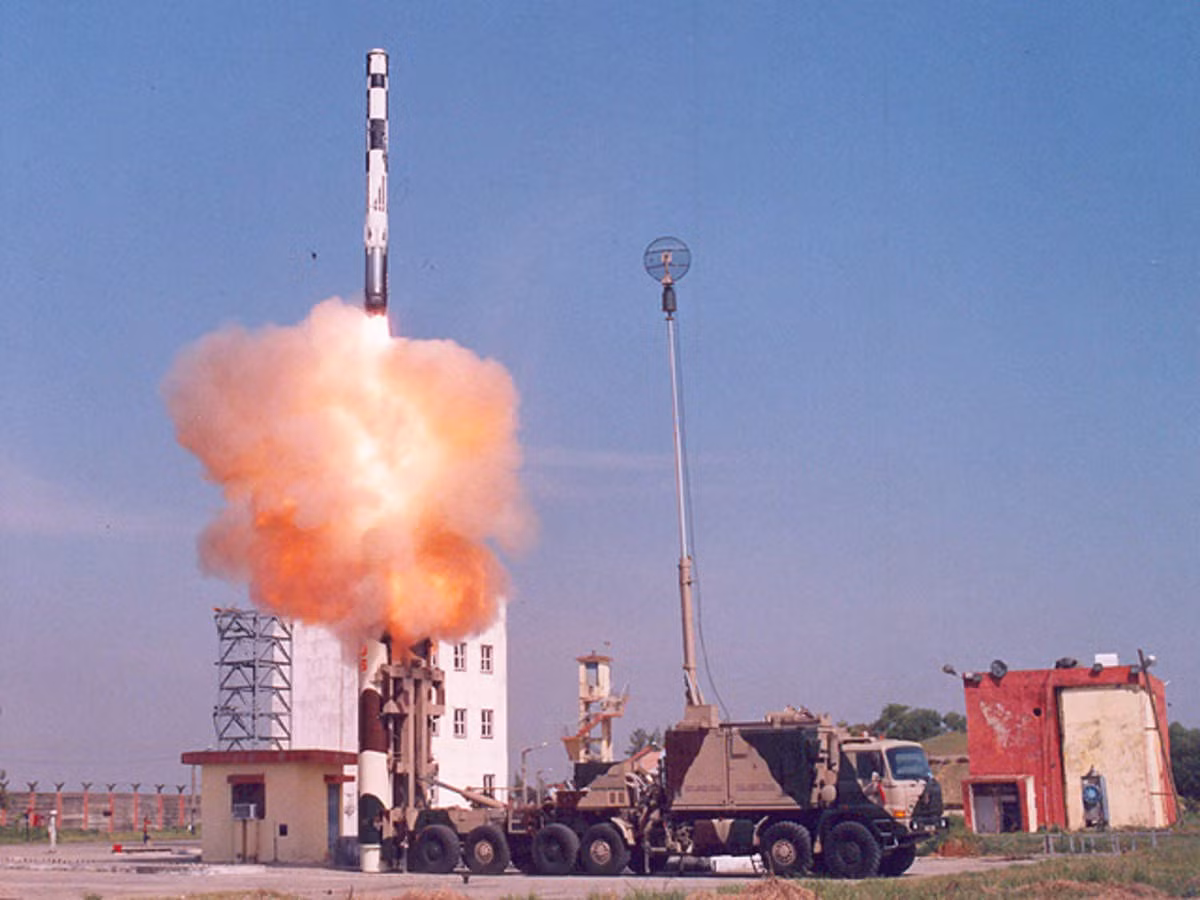 Tên lửa BrahMos có thể triển khai từ nhiều nền tảng mang phóng khác nhau bao gồm tàu mặt nước, tàu ngầm, xe tải việt dã và cả tiêm kích đa năng Su-30MKI.