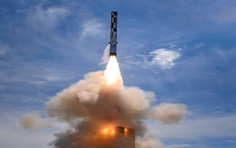 Ngoài phiên bản chống hạm, như nhiều tên lửa hành trình khác, BrahMos cũng có cả biến thể tấn công mặt đất, tuy nhiên khác với đạn 3M14T thuộc tổ hợp Kalibr-NK, tên lửa BrahMos bản đối đất vẫn giữ tốc độ siêu thanh.