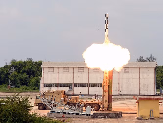 Mới đây tổ chức nghiên cứu và phát triển quốc phòng Ấn Độ (DRDO) công bố họ đã thử nghiệm thành công phiên bản đối đất của tên lửa hành trình chống hạm siêu thanh BrahMos.