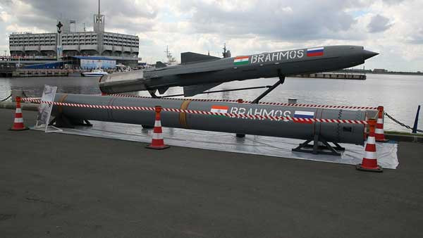 Khó khăn đầu tiên của tên lửa BrahMos bản đối đất đó là nó không thể thực hiện đường bay bám địa hình, luồn lách qua các khe núi như Tomahawk hay Kalibr do vận tốc quá cao, không điều chỉnh kịp.