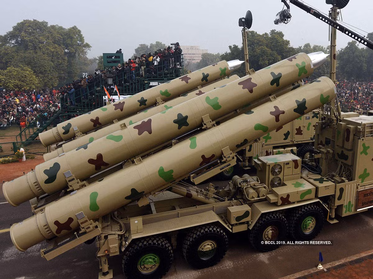 Dự kiến trong tương lai không xa, Ấn Độ sẽ triển khai các tên lửa BrahMos phiên bản đối đất tới khu vực giáp biên giới Trung Quốc hoặc Pakistan để sẵn sàng cho tình huống xấu nhất.