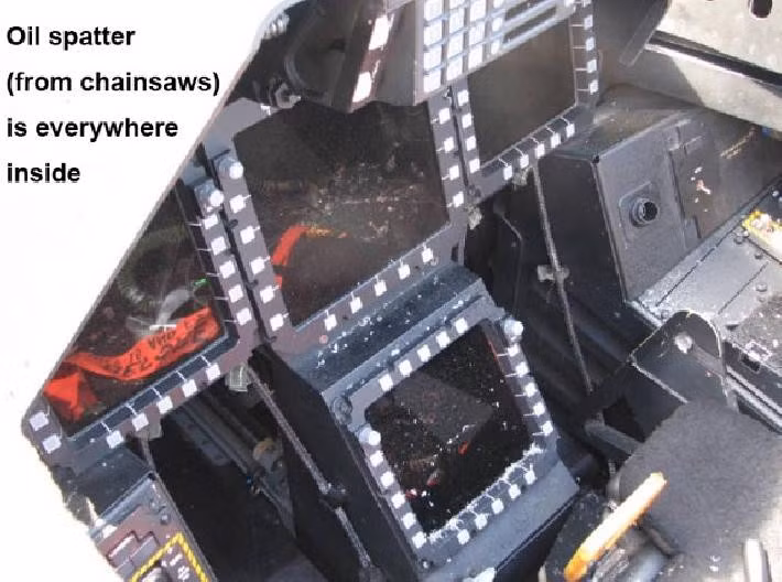 Với cấu tạo nhiều lớp của kính buồng lái F-22, các nhân viên cứu hộ của căn cứ Langley phải mất nhiều giờ mới có thể cắt một khoảng đủ rộng cho phép phi công chui ra.