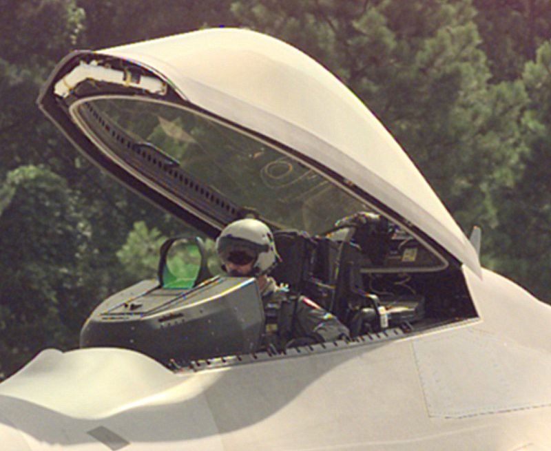 F-22 là một cấu phần quan trọng tạo nênsức mạnh Không quân chiến thuật Mỹ nhờ kết hợp giữa khả năng tàng hình, độ cơ động cao, tích hợp nhiều thiết bị điện tử tinh vi và hệ thống vũ khí đầy uy lực. Đây được coi là chiến đấu cơ mạnh nhất thế giới.