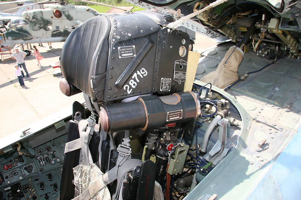 Kính buồng lái chiếc F-22 số hiệu 03-041 đã bị phá nát và không thể tái sử dụng.