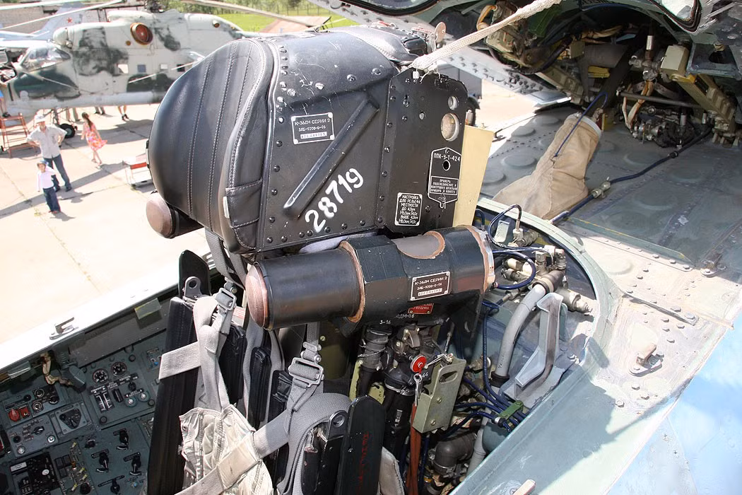 Kính buồng lái chiếc F-22 số hiệu 03-041 đã bị phá nát và không thể tái sử dụng.