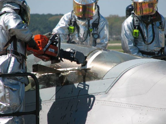 Điều đáng nói là ngay cả khi có sự can thiệp từ đội ngũ nhân viên kỹ thuật mặt đất từ bên ngoài, cửa buồng lái chiếc F-22 vẫn đóng chặt. Sau nhiều giờ vật lộn với chiếc máy bay, các nhân viên của căn cứ Langley đã phải nhờ tới sự trợ giúp từ bộ phận kỹ thuật của Lockheed Martin và Văn phòng Chương trình Hệ thống F-22.