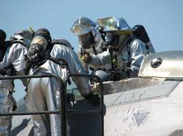 Sau tất cả tư vấn kỹ thuật, biện pháp cuối cùng rất thô sơ được thực hiện: phá kính buồng lái chiếc F-22. Các cứu hộ viên kẻ vạch trên buồng lái, sau đó dùng cưa chuyên dụng để cắt kính giải cứu phi công.