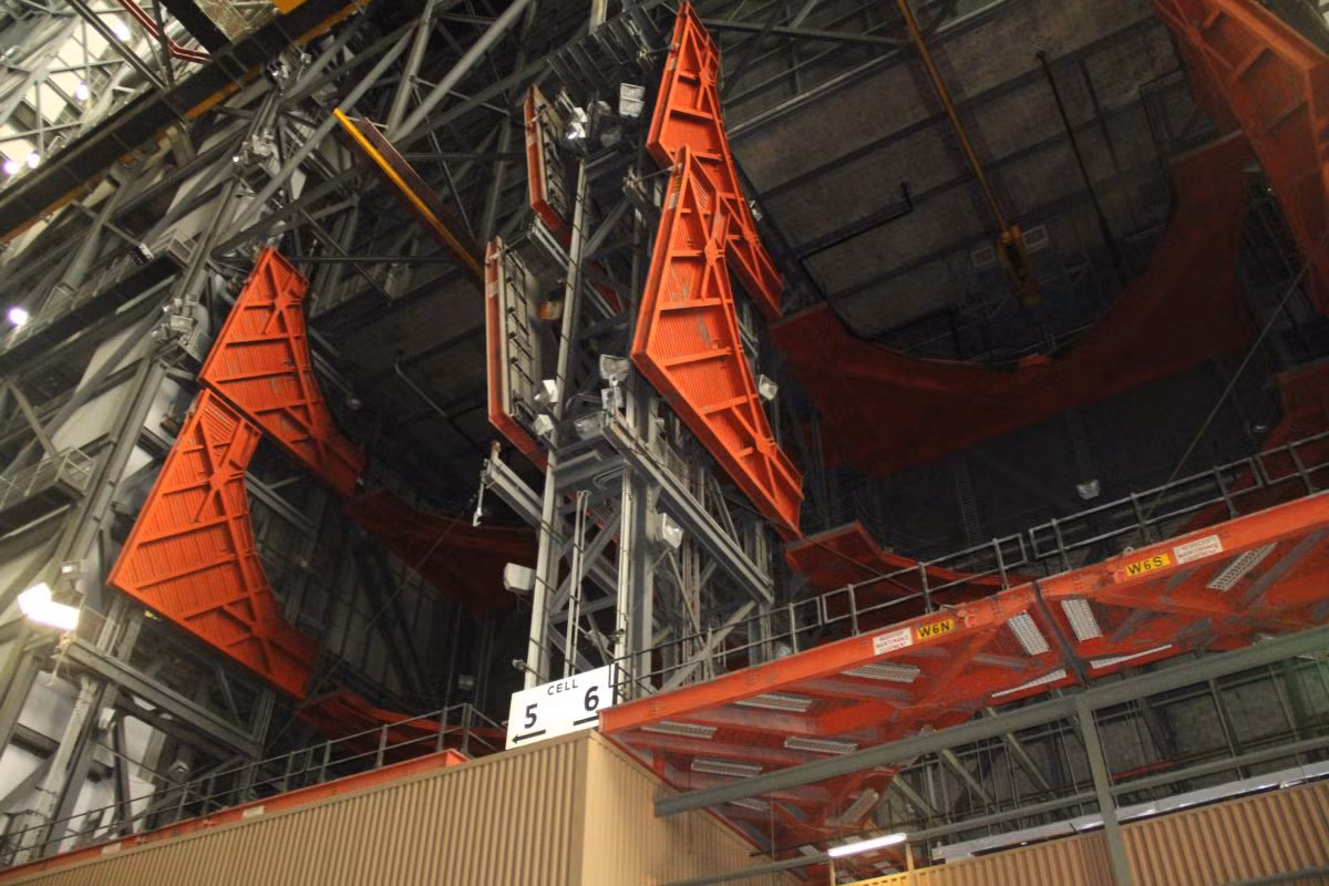 VAB là khu vực hạn chế người qua lại và không mở cửa đón khách tham quan từ năm 2014. Trong ảnh là một số vật liệu thời Apollo bị bỏ hoang trong VAB. NASA không dọn dẹp chúng bởi chi phí tốn kém hơn so với để không.