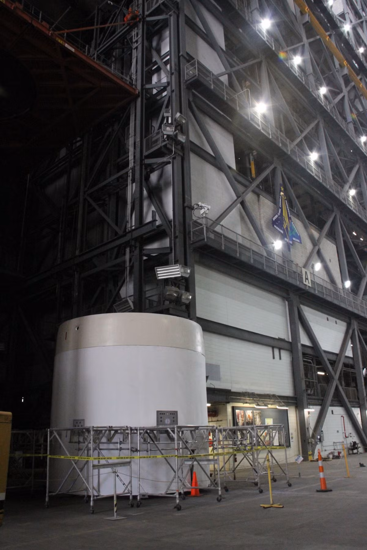 Do không gian trong tòa nhà rộng quá mức nên có thời tiết riêng. Các đám mây mưa hình thành bên dưới trần nhà vào những ngày đặc biệt ẩm ướt.