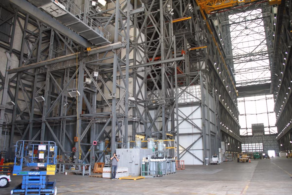 Khu vực thấp hơn để lưu trữ các bộ phận tên lửa cho tới khi cần dùng đến. Hành lang vận chuyển dẫn đến khu vực trung tâm, nối liền các gian.