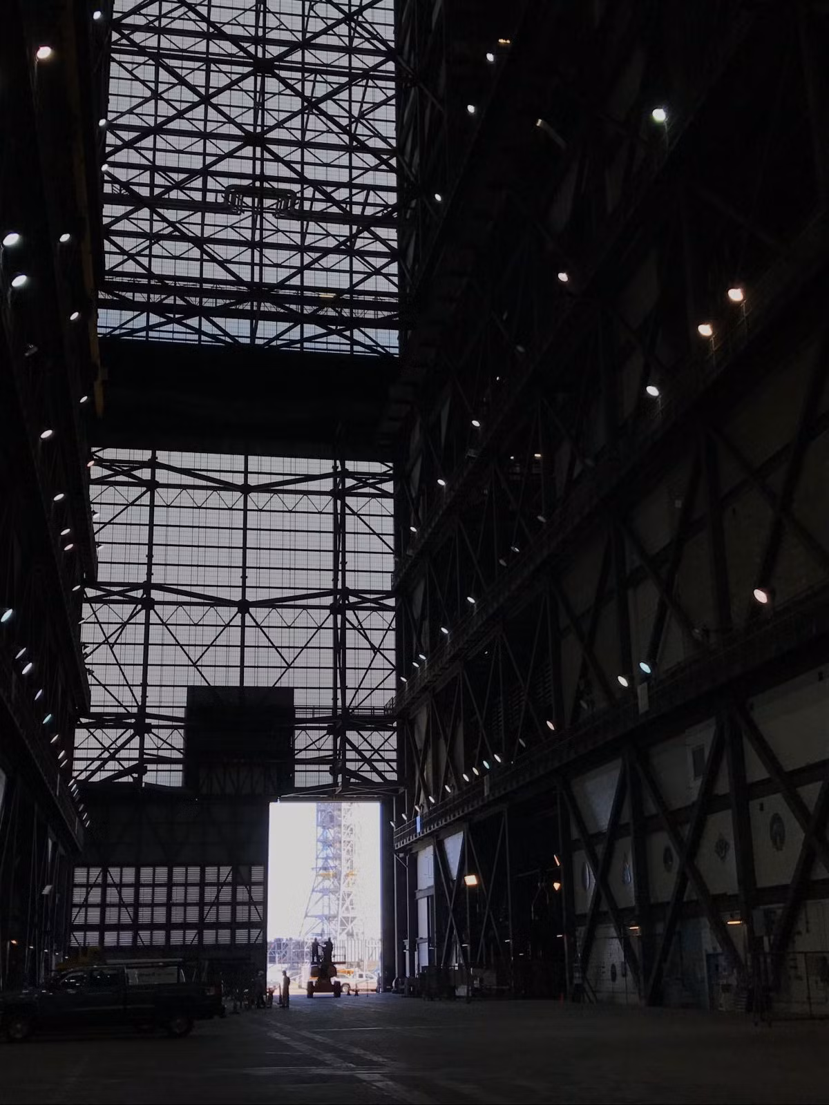 Đây là nơi cao nhất trong VAB, cao bằng 52 tầng nhà, có tên gọi là "The High Bay". Khu vực này có 4 hành lang thẳng đứng, cánh cửa cao 139m và mất tới 45 phút để mở ra hoàn toàn.