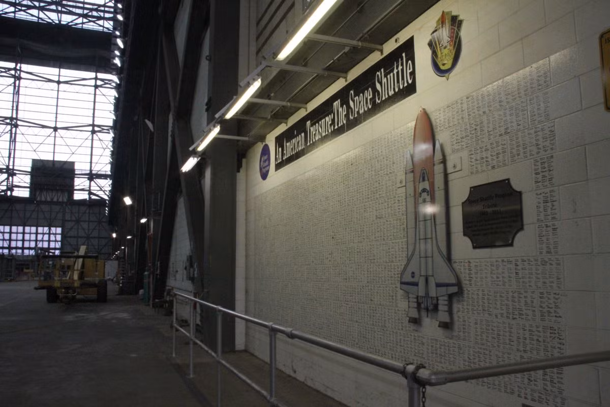 Bức tường trong VAB có chữ ký của các thành viên dự án tàu con thoi.