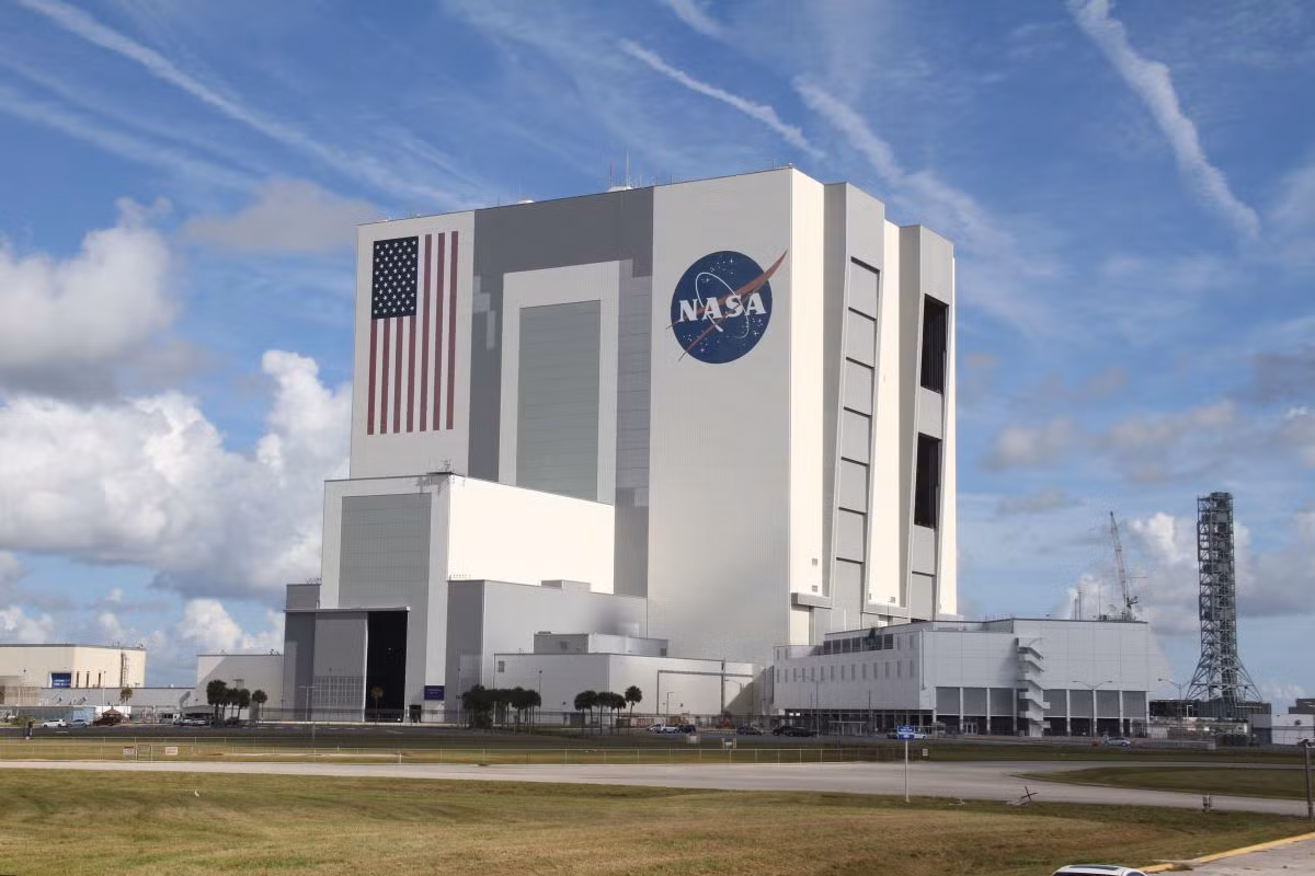  Cơ sở sản xuất tên lửa và tàu con thoi nổi tiếng của NASA nằm ở tòa nhà Vehicle Assembly Building (VAB) tại Trung tâm vũ trụ Kennedy của NASA ở Florida, Mỹ, đây là nơi duy nhất hiện nay chuyên lắp ráp tên lửa. VAB là khu nhà rộng 2.664.883 m3, được xây vào đầu thập niên 1960 để đặt tên lửa Saturn V cho chương trình Apollo, sau đó sử dụng để chứa cấu hình phóng tàu con thoi. Hiện VAB đang được trưng dụng cho việc hoàn thiện SLS, tên lửa đưa những phi hành gia đầu tiên lên sao Hỏa.