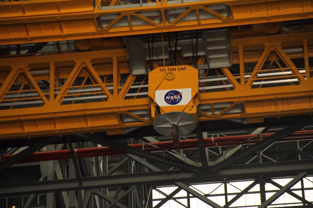 Được biết, có khoảng 5 cần trục cao bên trong VAB, 2 trong số đó có thể nâng khối lượng hàng lên tới 325 tấn.
