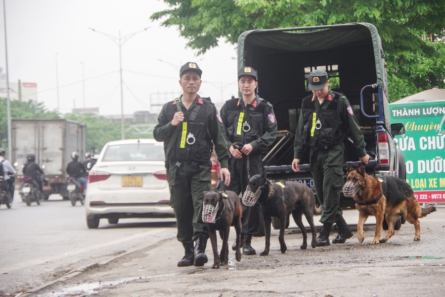 Lực lượng chiến đấu đặc biệt của Cảnh sát cơ động CATP Hà Nội trên đường làm nhiệm vụ