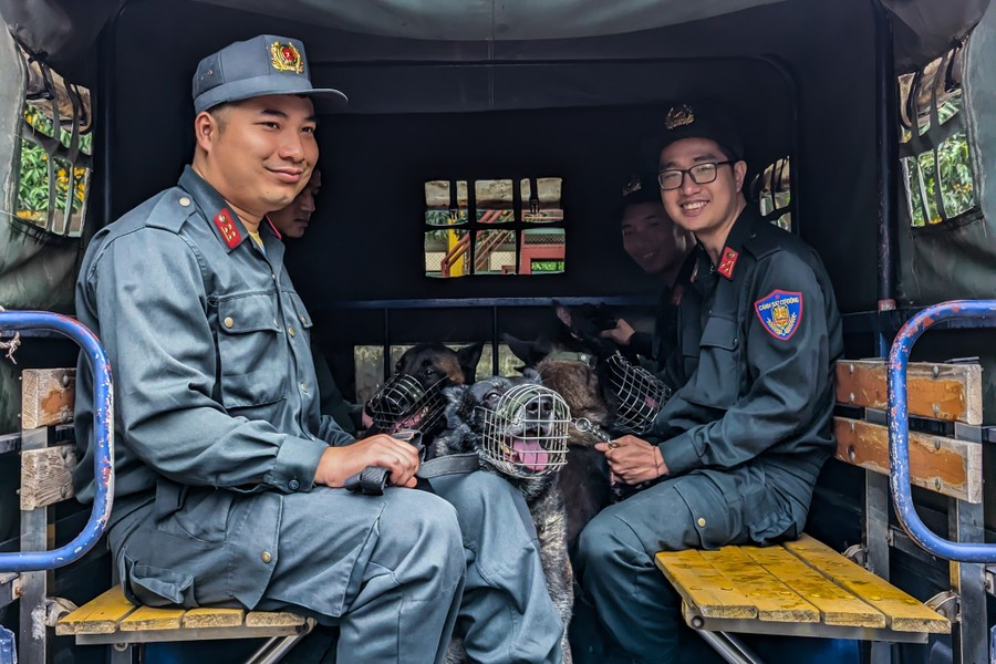 Nụ cười chiến sỹ huấn luyện chó nghiệp vụ, Trung đoàn Cảnh sát cơ động CATP Hà Nội