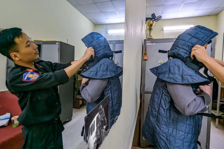 Để chuẩn bị cho các tình huống trên, các cán bộ làm "quân xanh" phải mặc đồ bảo hộ để tránh chấn thương