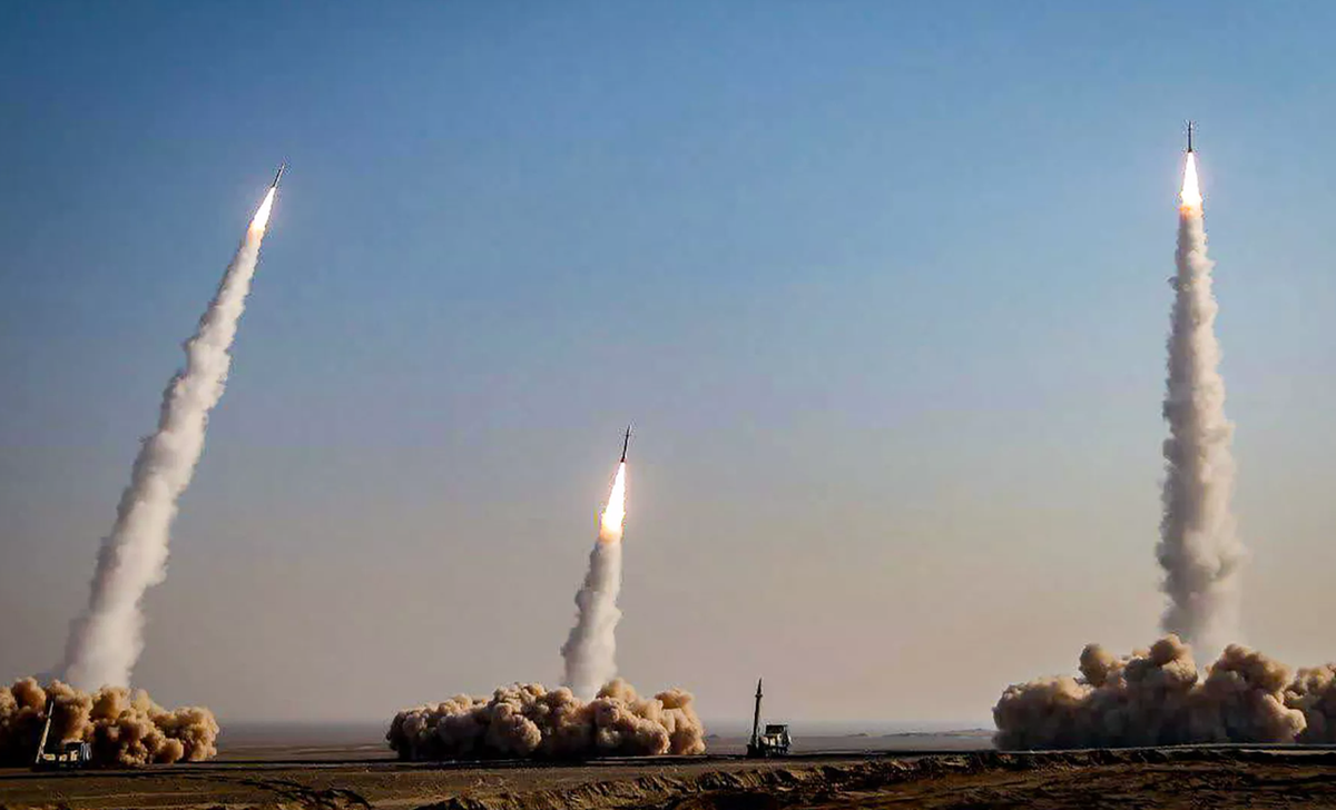 Tờ The Guardian nhận định một số nhân vật cơ quan an ninh theo đường lối cứng rắn của Israel có thể coi những diễn biến vừa qua là cơ hội để tấn công các cơ sở hạt nhân của Iran, nơi các kỹ thuật viên Iran tiến gần hơn đến việc tạo ra uranium cấp độ vũ khí.