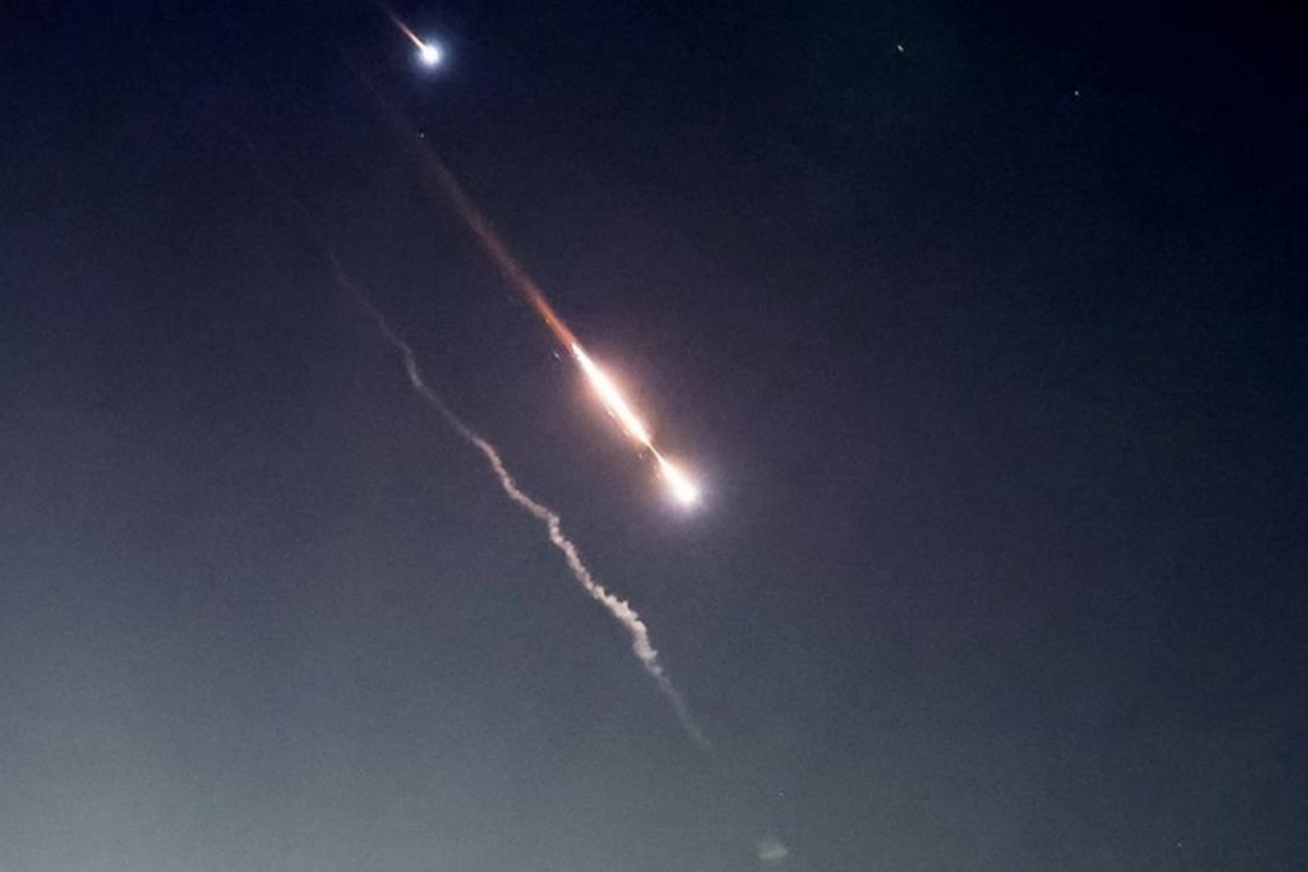 Kênh Channel 12 đưa tin, các quan chức Israel đã thảo luận về thời gian và phạm vi đáp trả cuộc tấn công của Iran, đồng thời cân nhắc các lựa chọn ngoại giao để cô lập hơn nữa Iran trên trường quốc tế. Một số phương án đã được thảo luận, trong đó mỗi phương án đều là một cuộc tấn công đáp trả "đau đớn" nhằm vào Iran, nhưng không dẫn đến chiến tranh khu vực. aa â