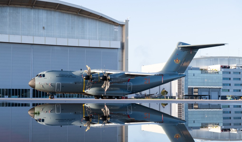 Theo Airbus, ngày 1/9/2021, Cộng hòa Kazakhstan đã đặt hàng 2 máy bay Airbus A400M và trở thành nhà khai thác thứ 9 và là nước Trung Á đầu tiên đặt mua loại máy bay cực kỳ đắt đỏ này.