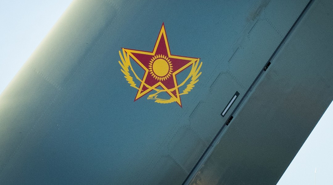 Những hình ảnh đầu tiên về chiếc A-400M cho Kazakhstan đã xuất hiện, đáng chú ý khi chiếc máy bay đầu tiên của phương Tây được sơn các biểu tượng có liên quan đến Liên Xô cũ.