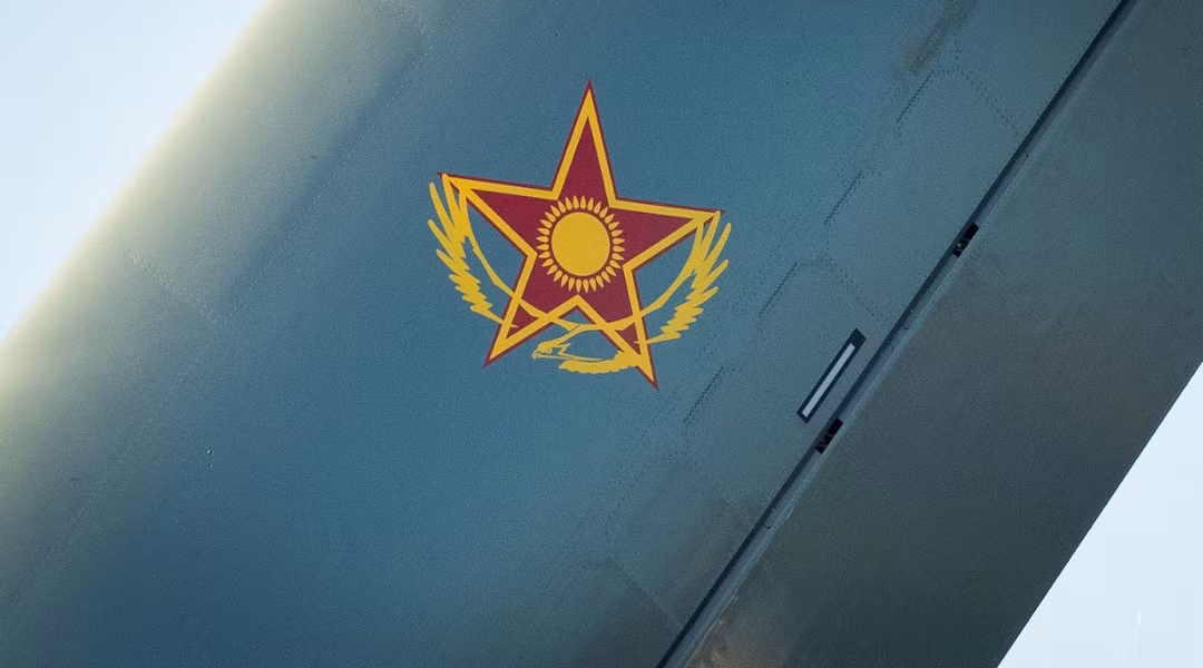 Những hình ảnh đầu tiên về chiếc A-400M cho Kazakhstan đã xuất hiện, đáng chú ý khi chiếc máy bay đầu tiên của phương Tây được sơn các biểu tượng có liên quan đến Liên Xô cũ.