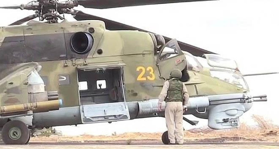 Trong hình là cửa khoang chở quân của trực thăng Mi-24 đang được mở ra. Những chiếc Mi-24 có khả năng chở được 8 lính có vũ trang hoặc 4 cáng cứu thương, hay 2,4 tấn hàng hóa.