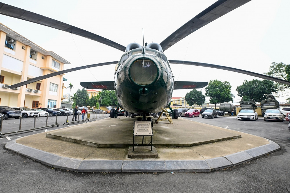 Không rõ thời gian mà trực thăng vận tải Mi-6 chính thức được Không quân Nhân dân Việt Nam cho nghỉ hưu. Hiện, chỉ có một chiếc Mi-6 được trưng bày tại Bảo tàng Quân chủng Phòng không-Không quân (Hà Nội).