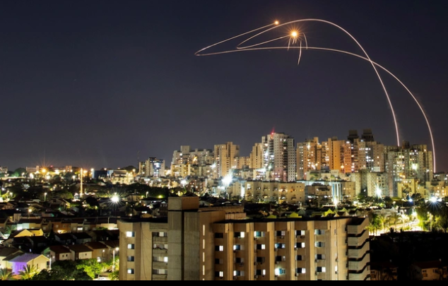 Michael Herzog, một tướng quân đội về hưu của Israel, cũng chỉ ra một nhược điểm của Vòm sắt là hệ thống này ít hiệu quả hơn ở tầm bắn 4km trở xuống, vì vậy các tên lửa tầm cực ngắn cũng có thể là mối đe dọa.