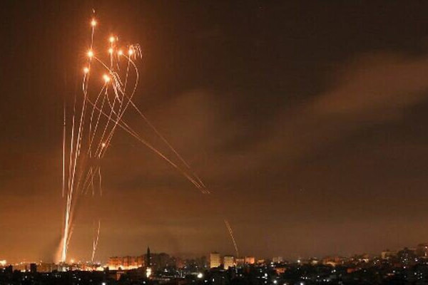 Vòm Sắt hoạt động dựa vào một hệ thống radar và phân tích để xác định mục tiêu tên lửa có gây ra mối đe dọa hay không. Hệ thống này chỉ triển khai tên lửa đánh chặn nếu xác định tên lửa đang bay tới có nguy cơ nhằm vào một khu vực có dân cư hay cơ sở hạ tầng quan trọng. Anh: Times of Israel.