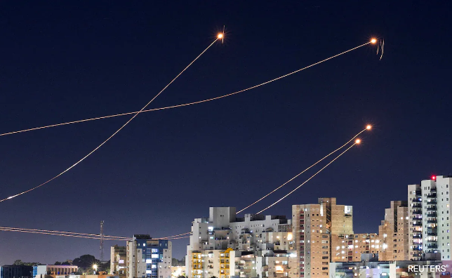 Theo nhà sản xuất Rafael Defense Systems của Israel, Vòm Sắt có tỷ lệ thành công 90%. Đầu tuần trước, Israel đã ra mắt phiên bản hải quân của Vòm Sắt, một hệ thống phòng không được gọi là "C-Dome", để đánh chặn máy bay không người lái của Houthi.