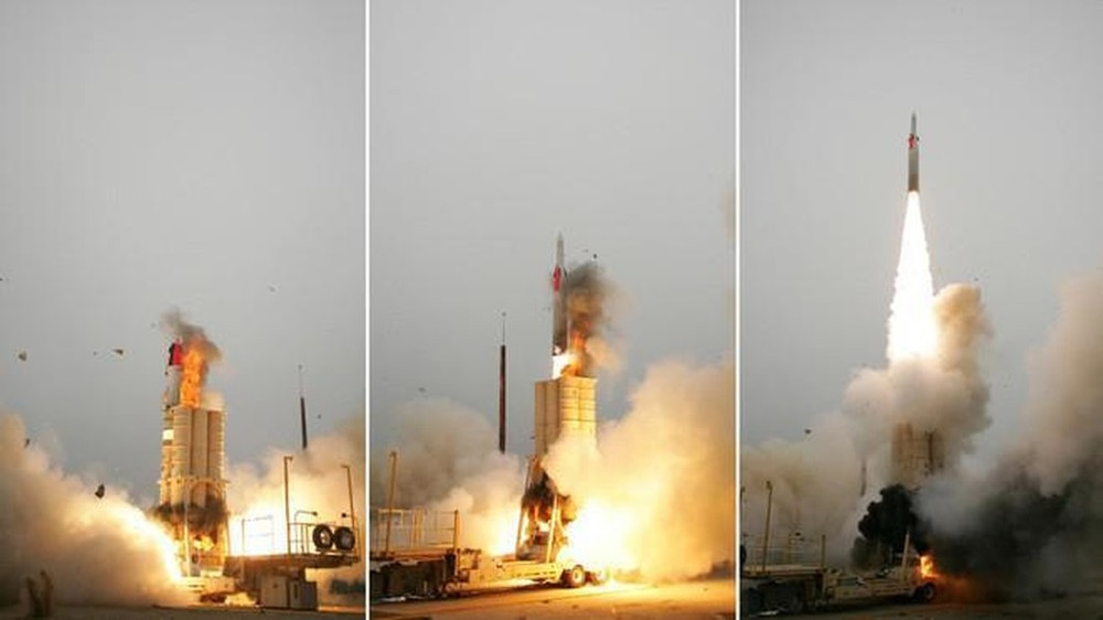 Arrow 2 và Arrow 3 có thể nhắm mục tiêu và tấn công các tên lửa đạn đạo tầm xa ở cự ly lên tới 2.400km. Hệ thống Arrow 3 trị giá hàng tỷ USD được Israel phát triển chung với Mỹ để đề phòng mối đe dọa tấn công từ Iran, và nó cuối cùng được triển khai từ năm 2017. Loại tên lửa đánh chặn này di chuyển với tốc độ siêu vượt âm, nhanh hơn và có độ cao lớn hơn hệ thống Arrow 2.