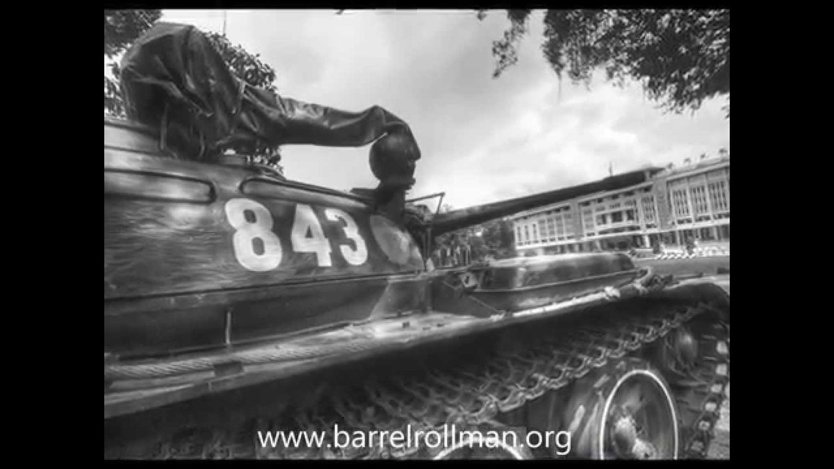 Ảnh xe tăng T-54B mang số hiệu 843 trong sân Dinh Độc Lập ngày 30/4. Chiếc 390 đã húc đổ cánh cổng Dinh Độc Lập tuy là một chiếc T59 do Trung Quốc sản xuất, nhưng cơ bản thì T59 vốn được chế tạo hoàn toàn trên cơ sở T-54. Nếu đặt hai xe tăng T-54 và T59 nằm cạnh nhau thì rất khó để phân biệt bởi chúng giống nhau như “hai giọt nước”. Nguồn ảnh: Youtube