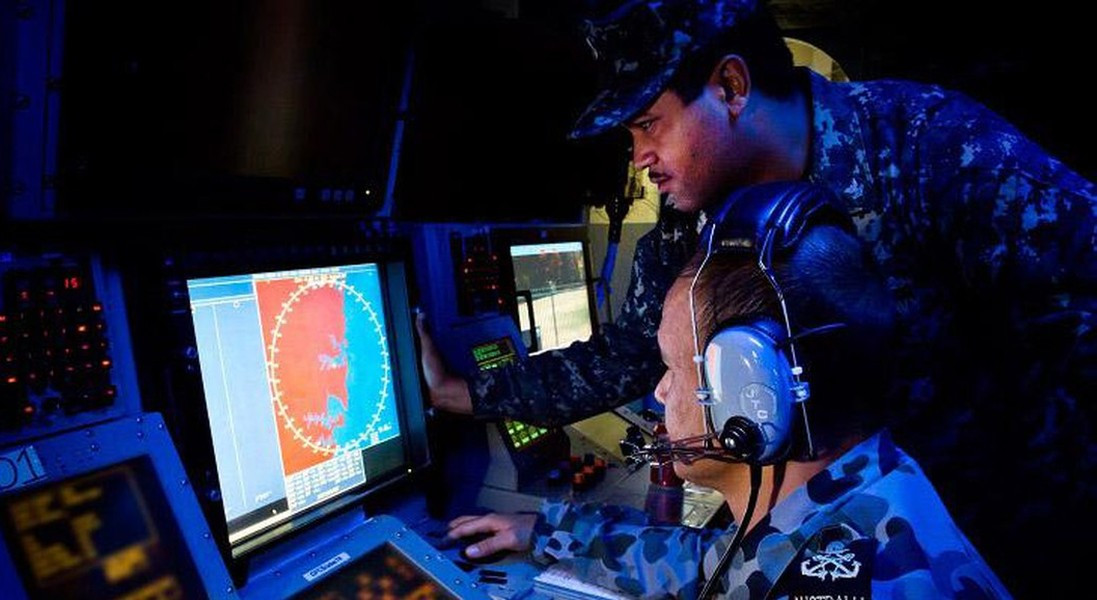 Và càng ngạc nhiên hơn khi mẫu vệ tinh đầu tiên SM-3 bắn hạ lại chính là vệ tinh của Mỹ. Theo đó vào ngày 14/2/2008. Mỹ lên kế hoạch sử dụng tên lửa đánh chặn SM-3 để bắn hạ vệ tinh USA-193, một vệ tinh không gian bị mất kiểm soát của Mỹ.