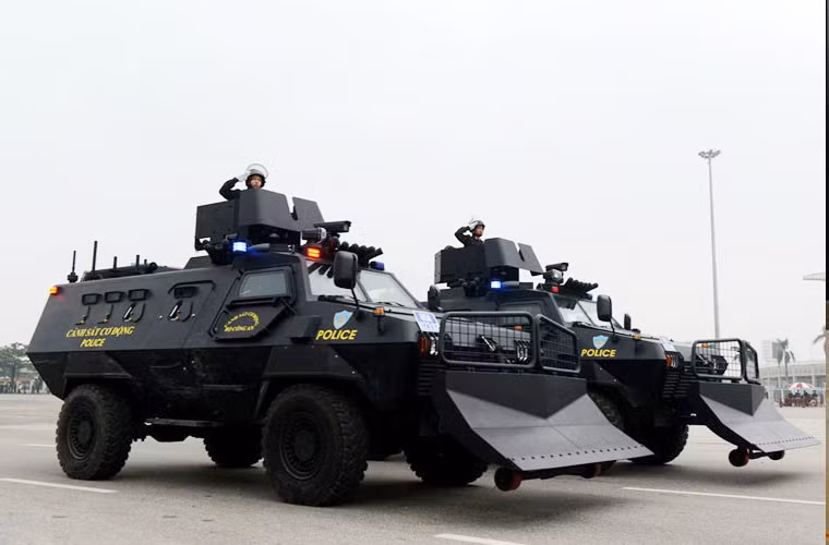 Xe được trang bị động tơ tăng áp Diesel 225 mã lực, cho khả năng hành chạy với tốc độ 104km/h trên đường tốt, và trên đường địa hình xe vẫn có thể hành tiến với vận tốc 40km/h.