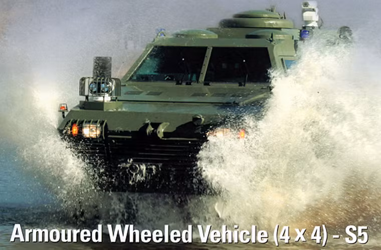 Tổ điều khiển gồm 2 thành viên, một lái xe và một điều khiển hỏa lực trên xe. Xe có khả năng chở theo số binh sĩ lên tới 12 người. Đây là dòng xe bọc thép có khả năng chở quân cao nhất của lực lượng Cảnh sát Cơ Động.