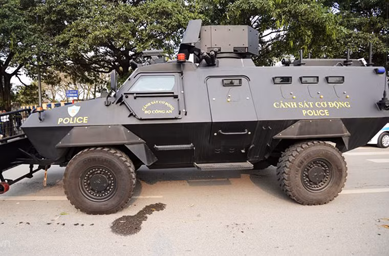 Xe bọc thép S thuộc dòng xe đa dụng, thường đươc trang bị cho các lực lượng chấp pháp thực thi nhiệm vụ như chống tụ tập đông người, trinh sát, hộ tống hoặc làm khung gầm để gắn thêm các vũ khí, khí tài quân dụng.