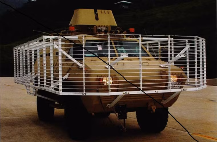 Thành xe được bọc thép khá tốt có thể chống lại được đạn bắn tới từ súng trường. Xe được trang bị kính chống đạn, và khi cần thiết xe có thể lắp thêm giáp lồng để chống lại các loại súng chống tăng bắn tới. Đây là loại xe tốt nhất của Cảnh sát Cơ động.