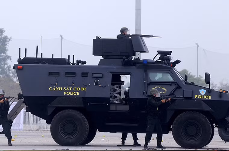 Thiết kế đặc biệt với trường quan sát tốt, trên nóc có thiết kế tháp được bọc bằng các tấm thép, để gắn vũ khí cho xạ thủ. Các xe bọc thép cho Cảnh sát Cơ động Việt Nam có thể gắn súng phóng lựu AGS-17, đại liên NSV, đại liên PKMS, hoặc súng bắn tỉa cho xạ thủ.